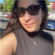 Chica paciente que acaba de salir de estudiar